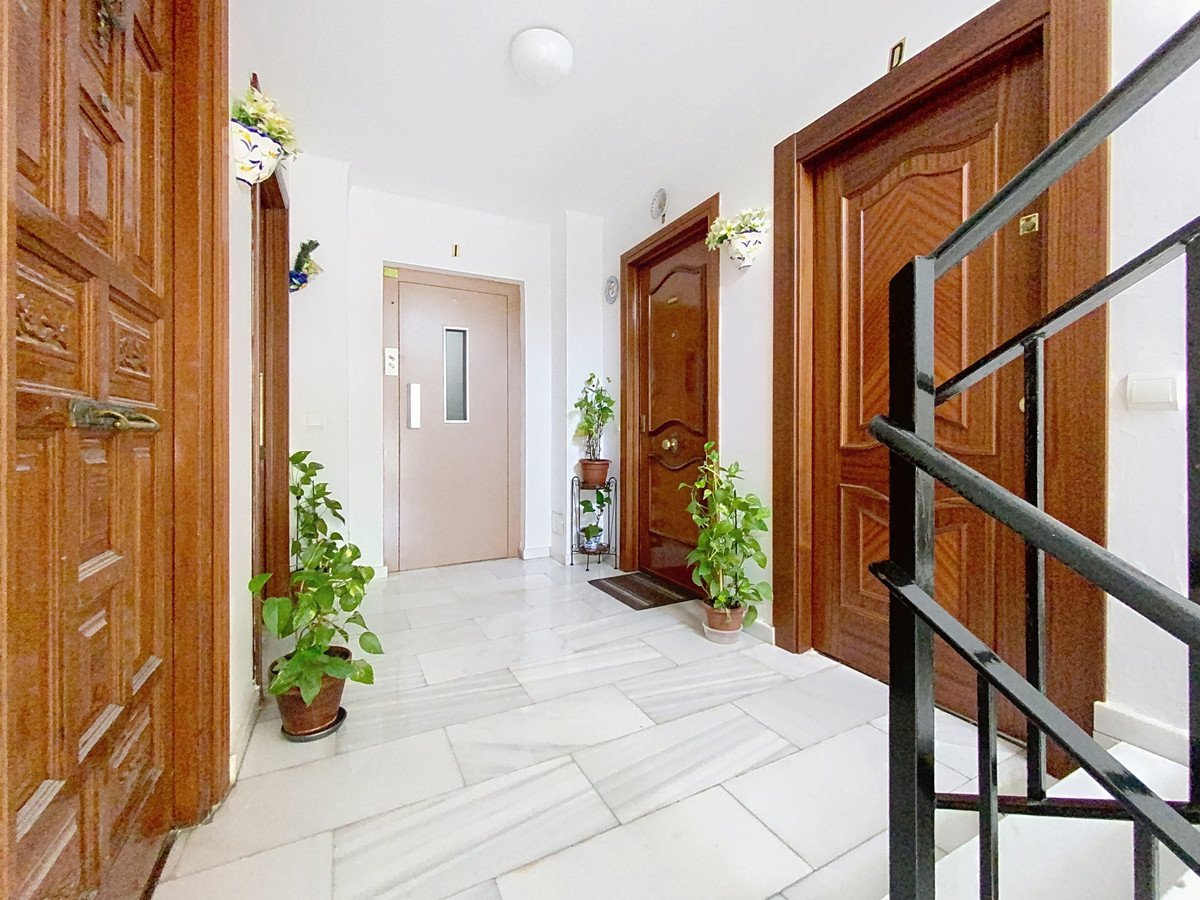 3 Bed Middle Floor Apartment in Estepona