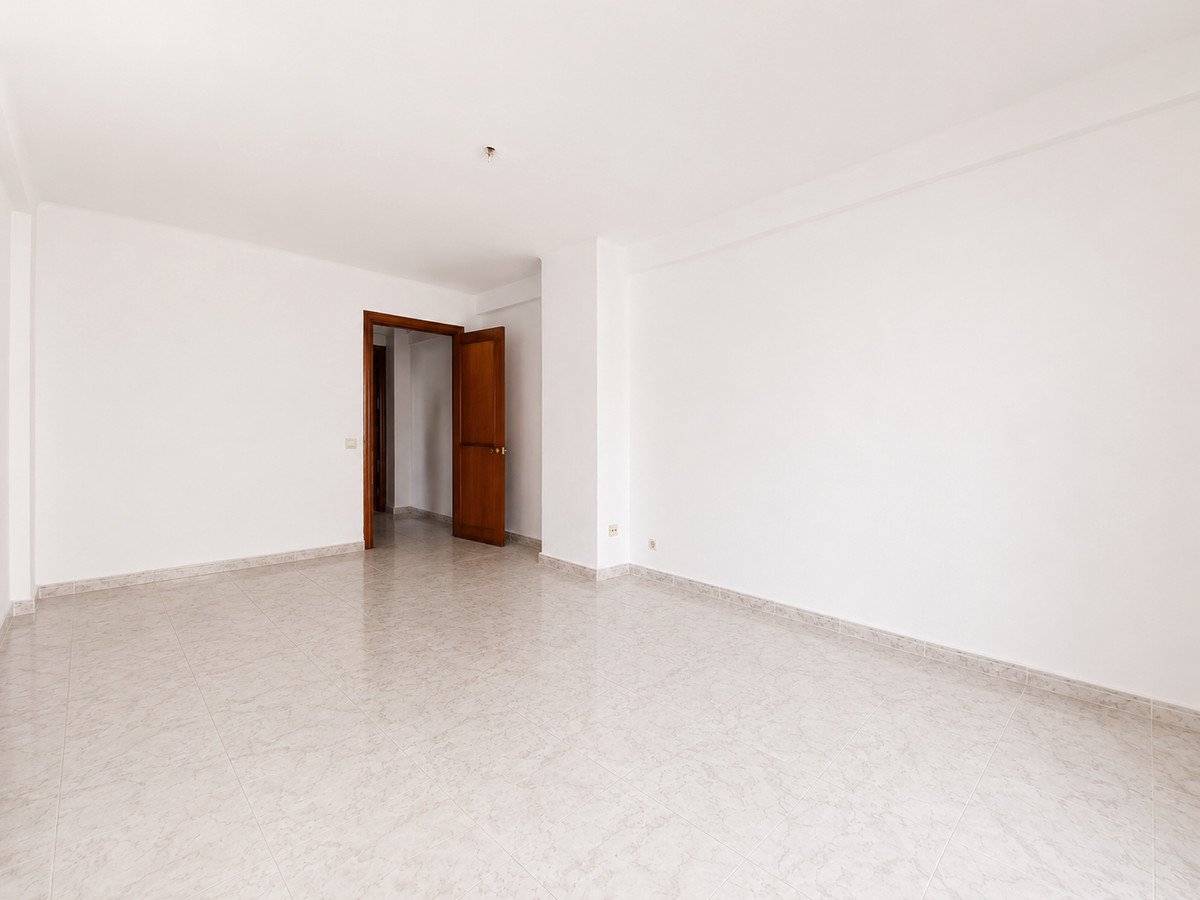 3 Bed Middle Floor Apartment in Estepona