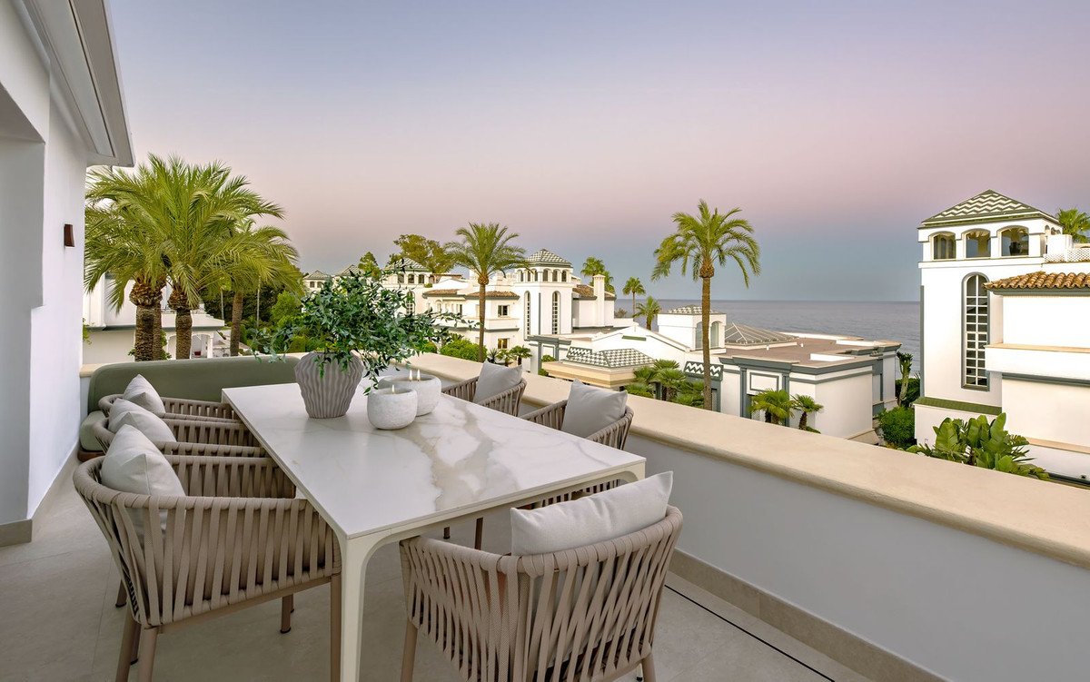 3 Bed Penthouse in New Golden Mile