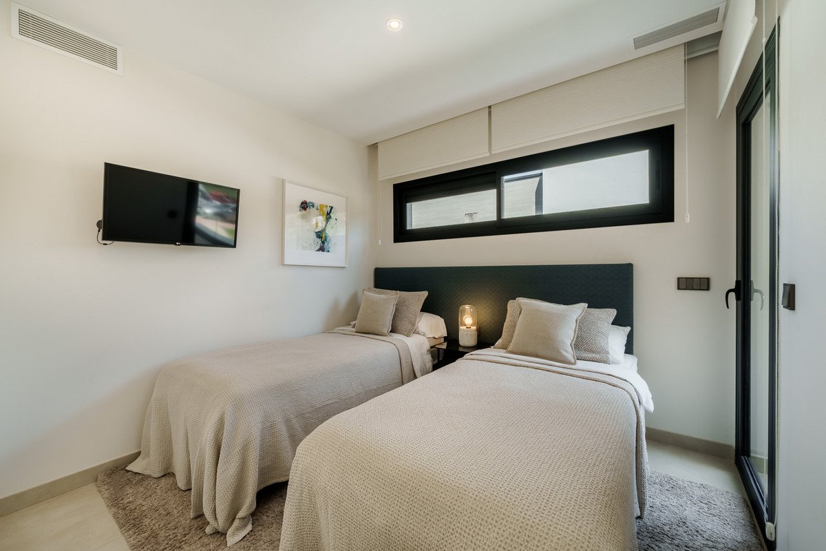 5 Bed Semi-Detached House in Puerto Banús