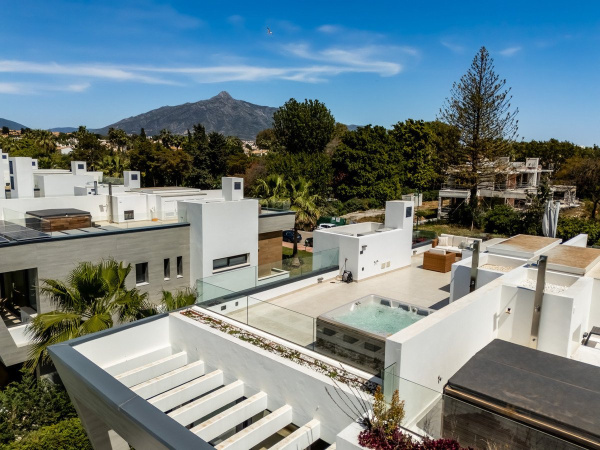 5 Bed Semi-Detached House in Puerto Banús