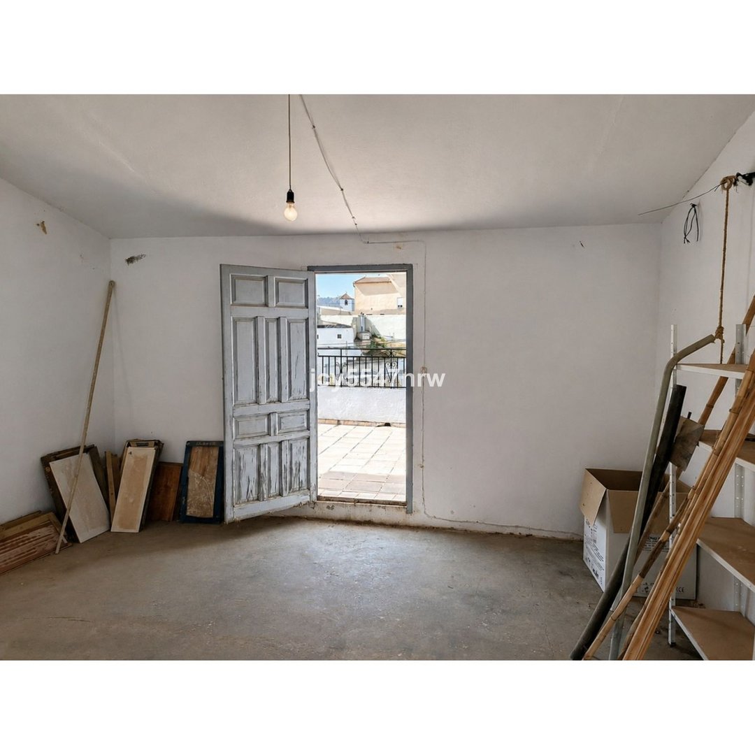 7 Bed Cave House in Freila