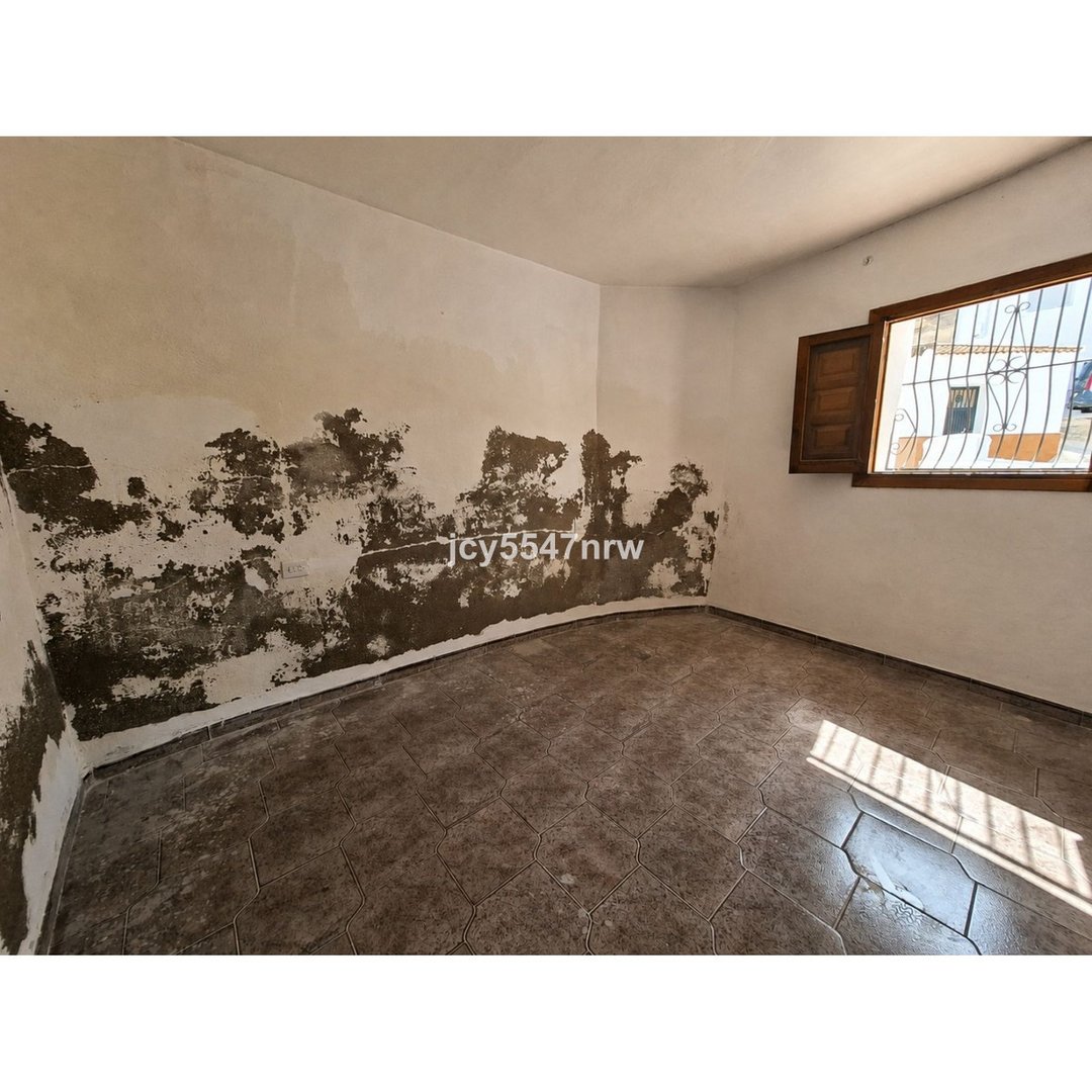 7 Bed Cave House in Freila