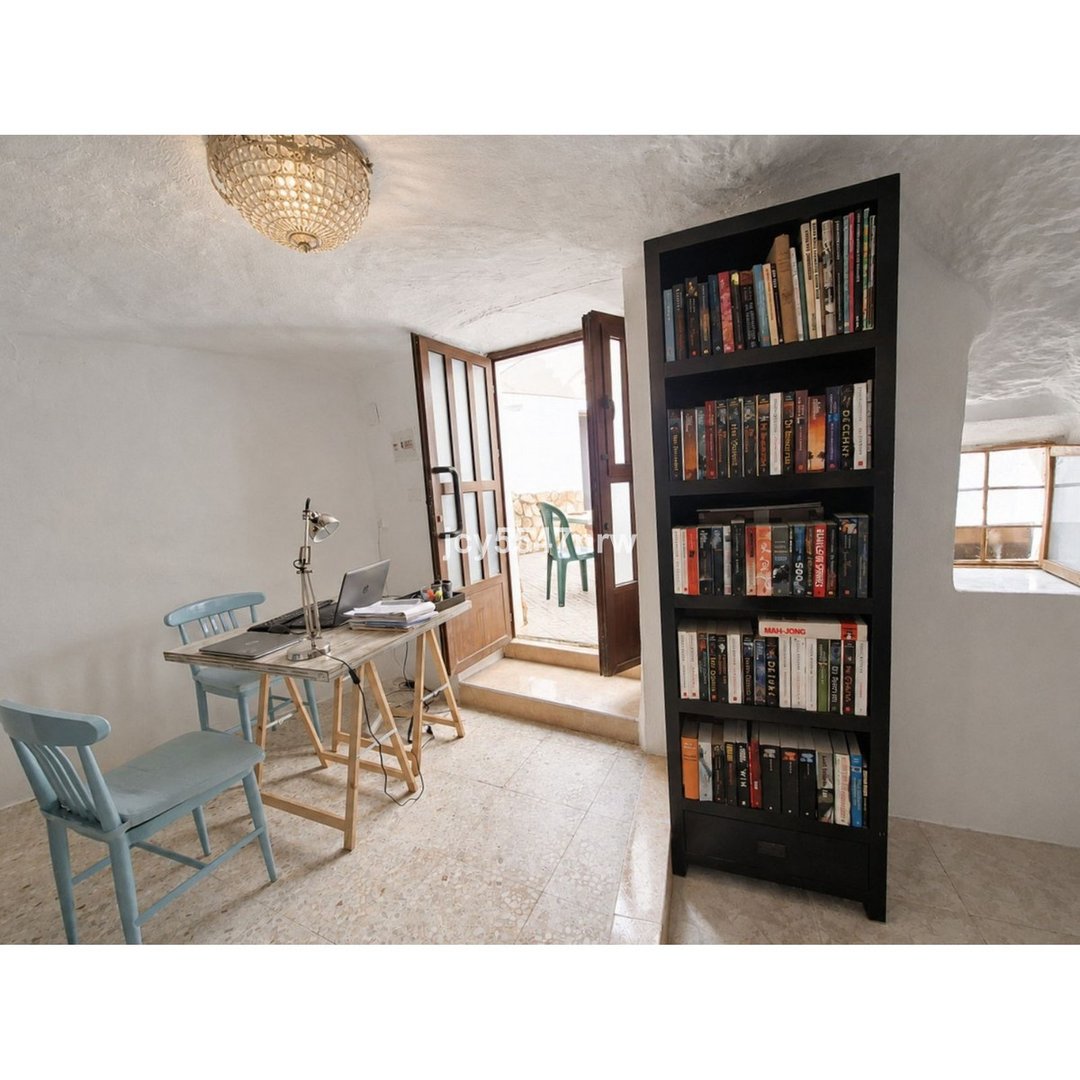 7 Bed Cave House in Freila
