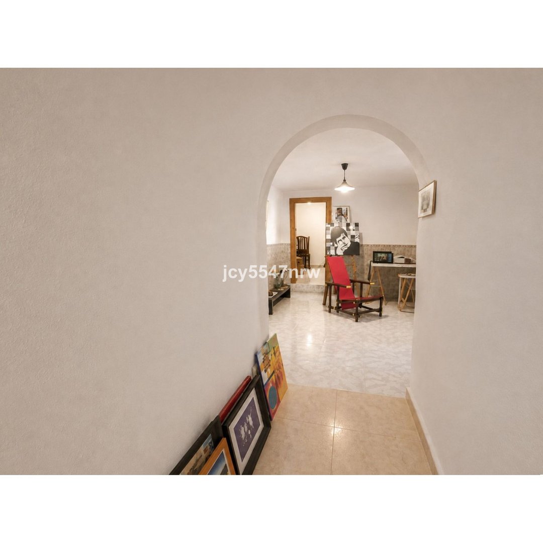 7 Bed Cave House in Freila
