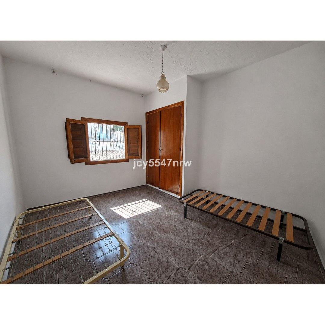 7 Bed Cave House in Freila