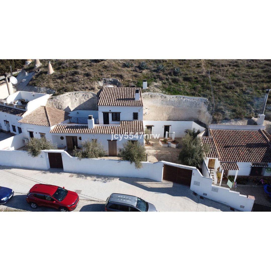 5 Bed Semi-Detached House in Cortes de Baza
