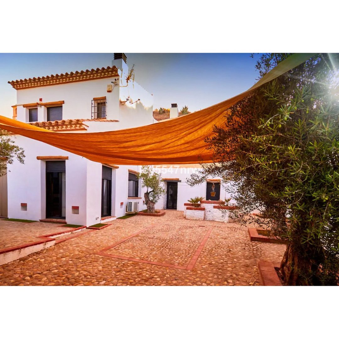 5 Bed Semi-Detached House in Cortes de Baza