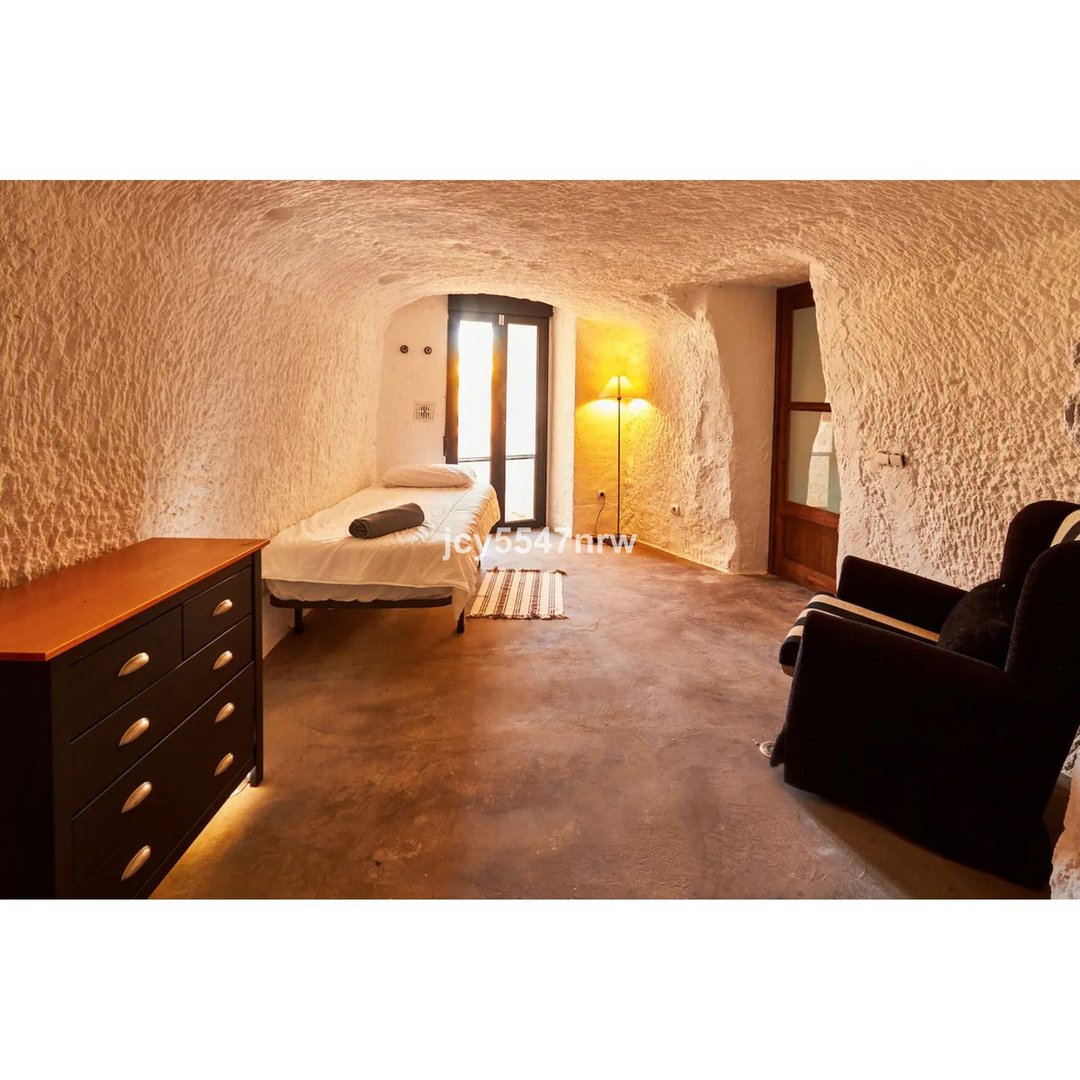 5 Bed Semi-Detached House in Cortes de Baza