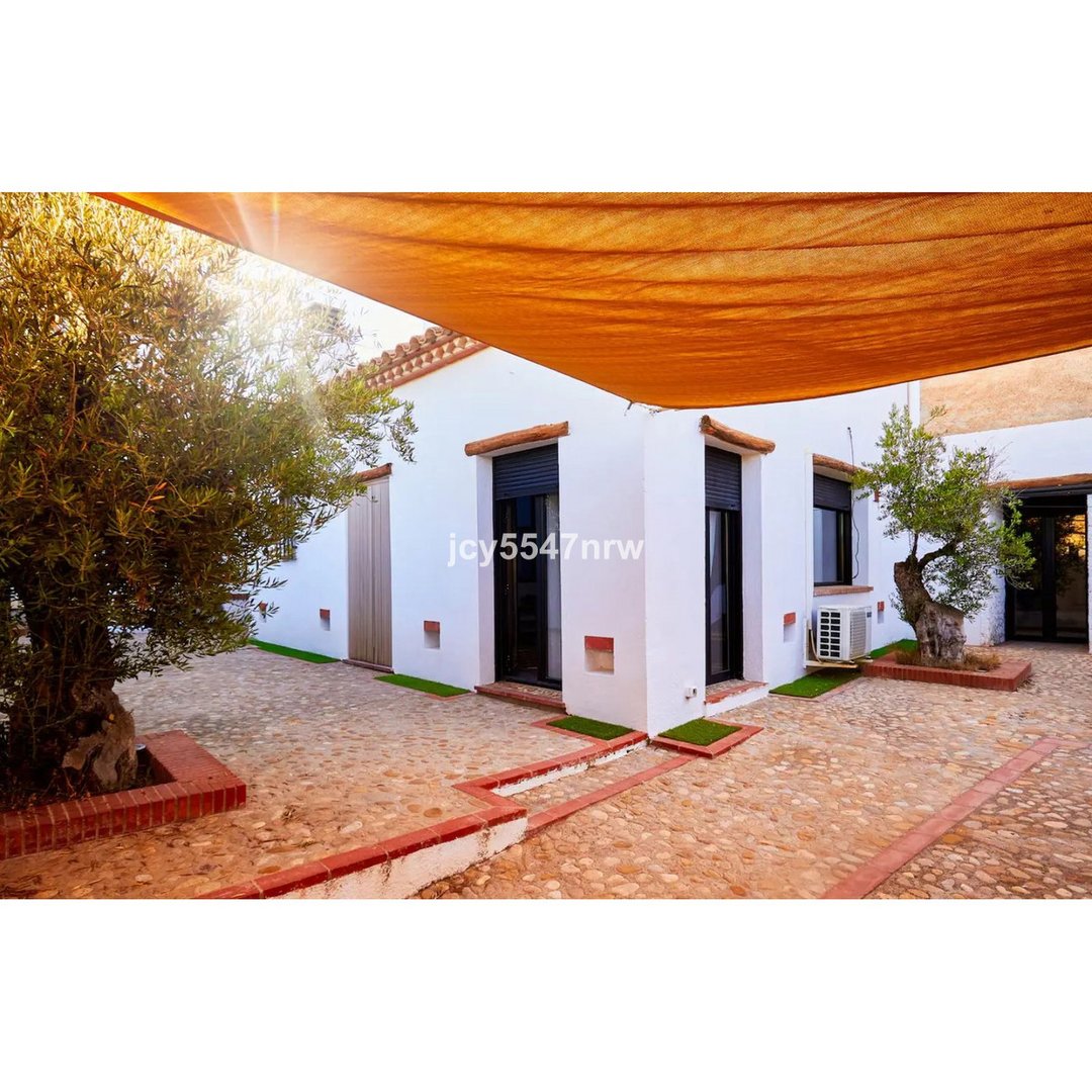 5 Bed Semi-Detached House in Cortes de Baza