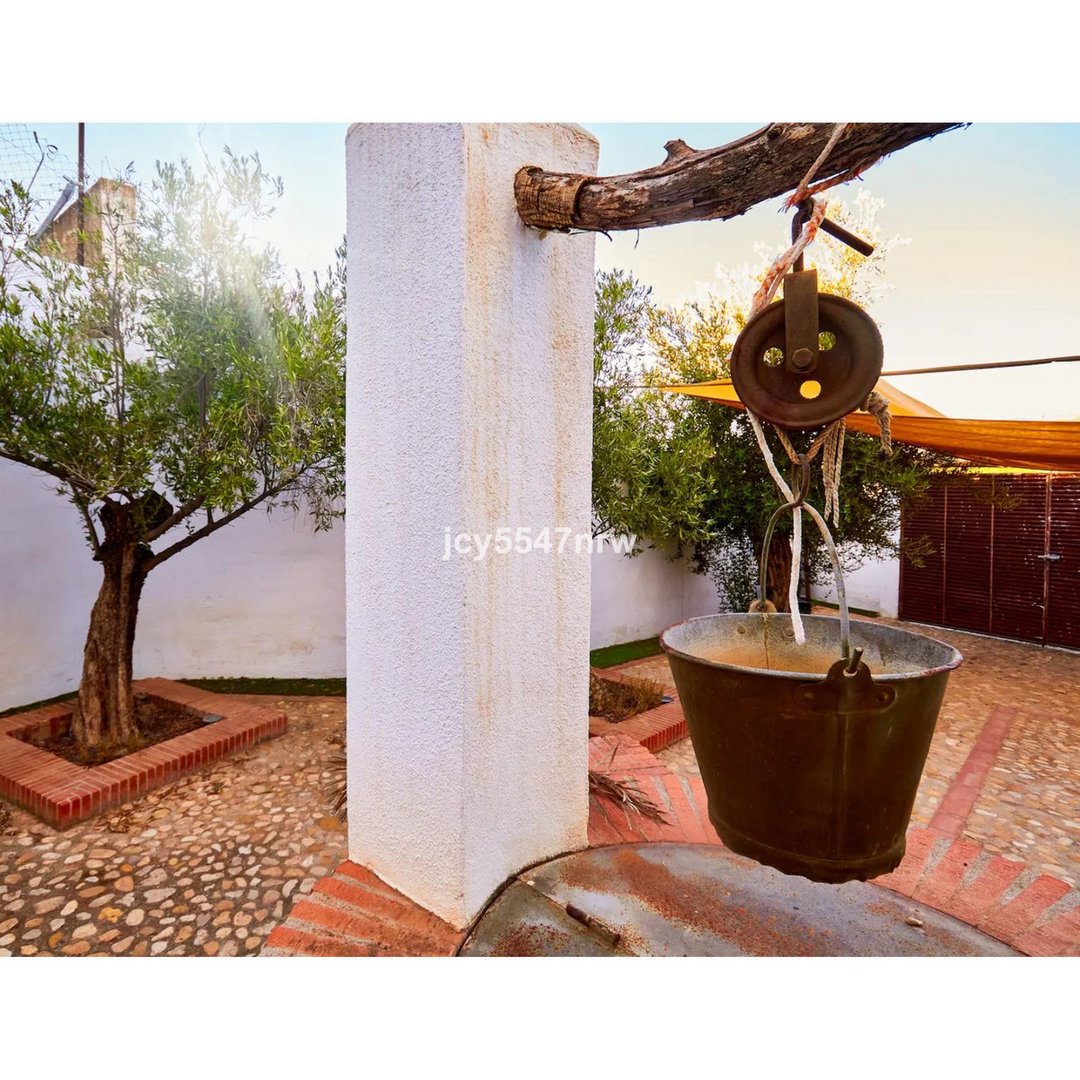 5 Bed Semi-Detached House in Cortes de Baza