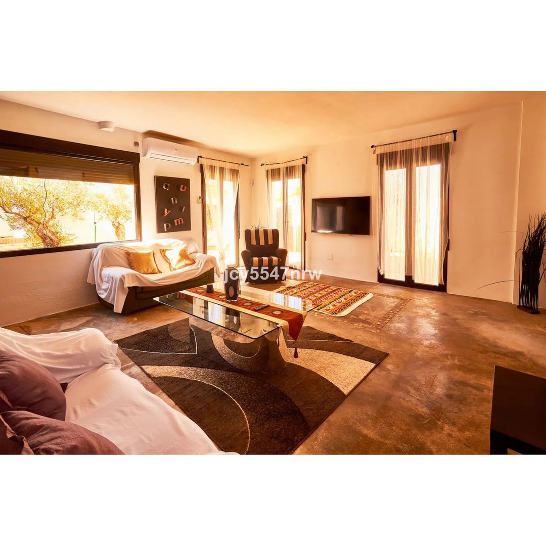 5 Bed Semi-Detached House in Cortes de Baza