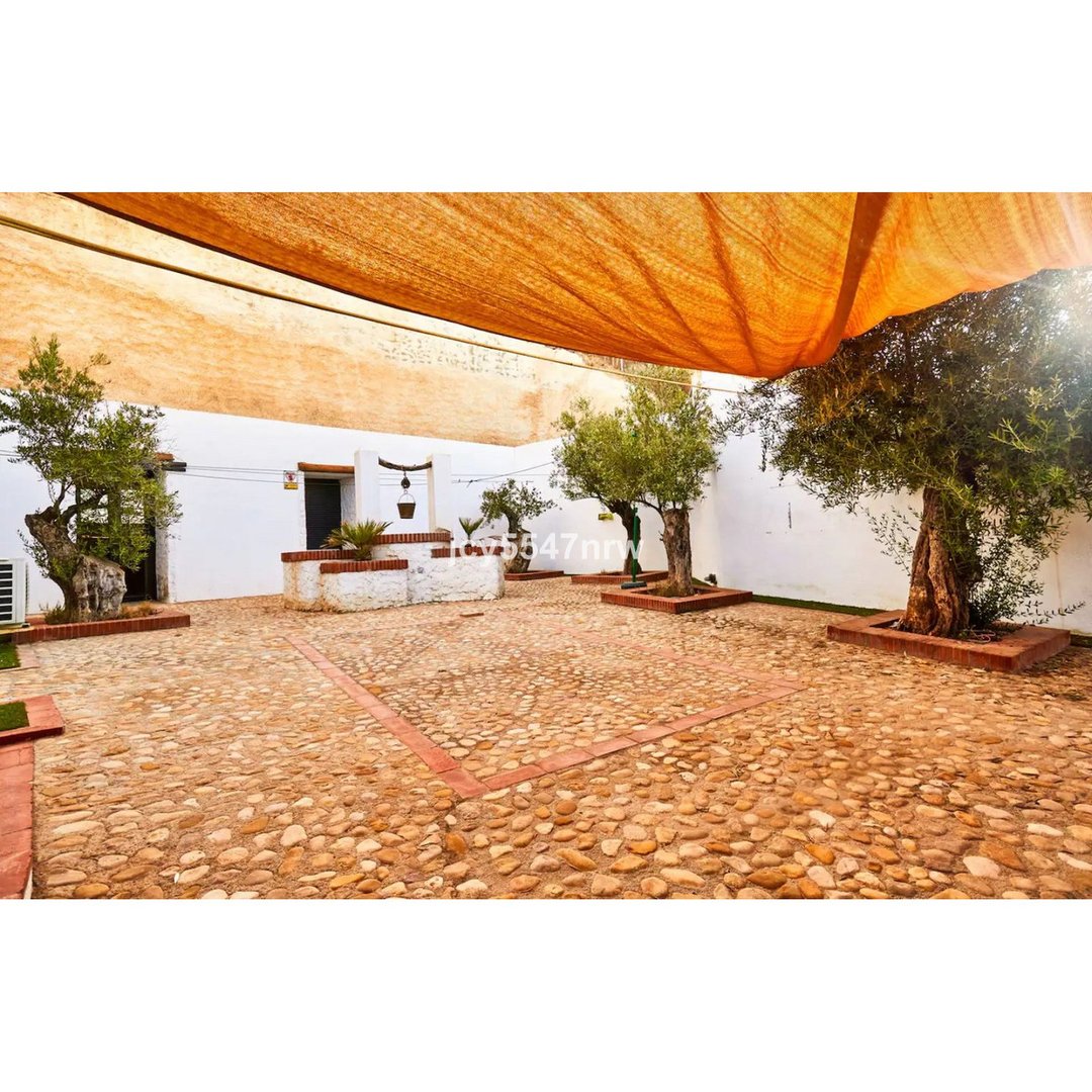 5 Bed Semi-Detached House in Cortes de Baza