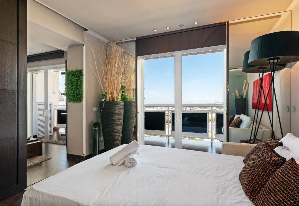 1 Bed Middle Floor Apartment in Nueva Andalucía