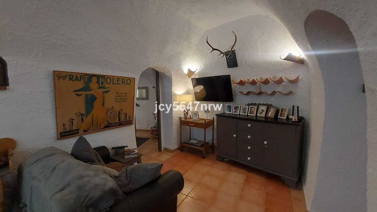 5 Bed Cave House in Baza