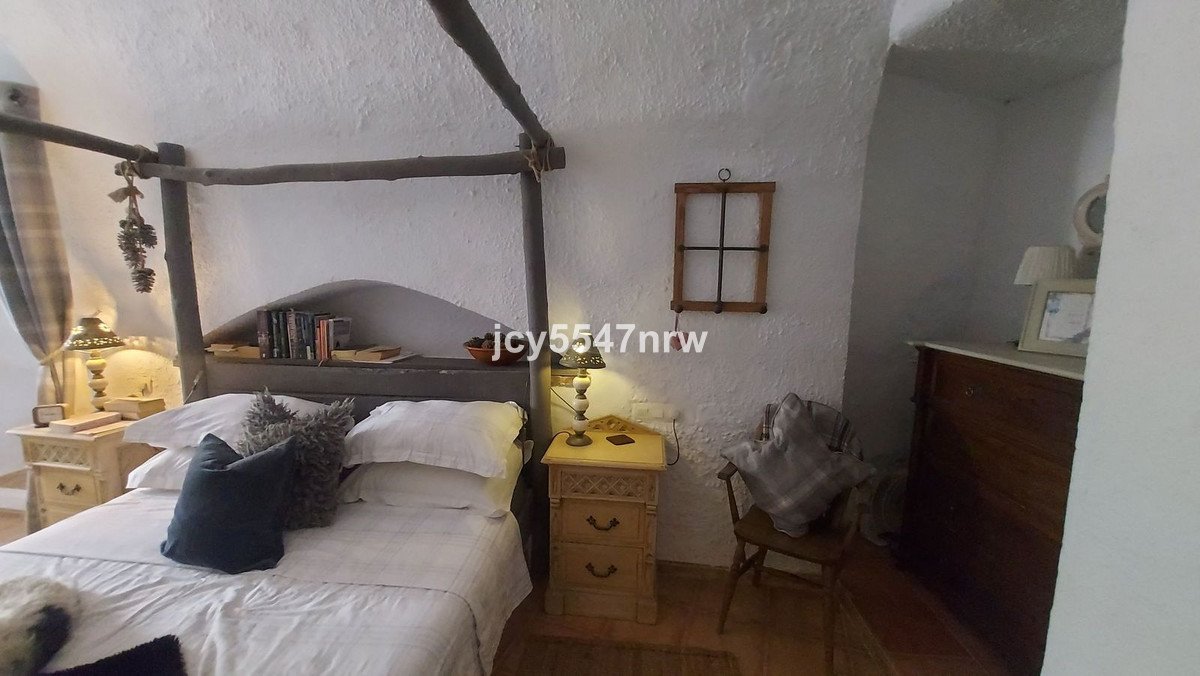 5 Bed Cave House in Baza