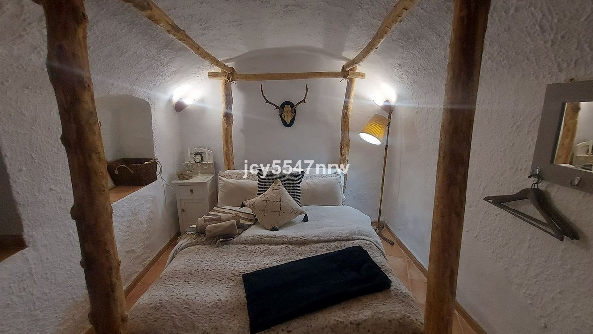 5 Bed Cave House in Baza