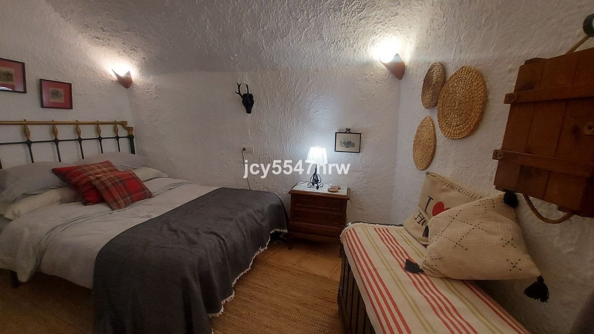5 Bed Cave House in Baza