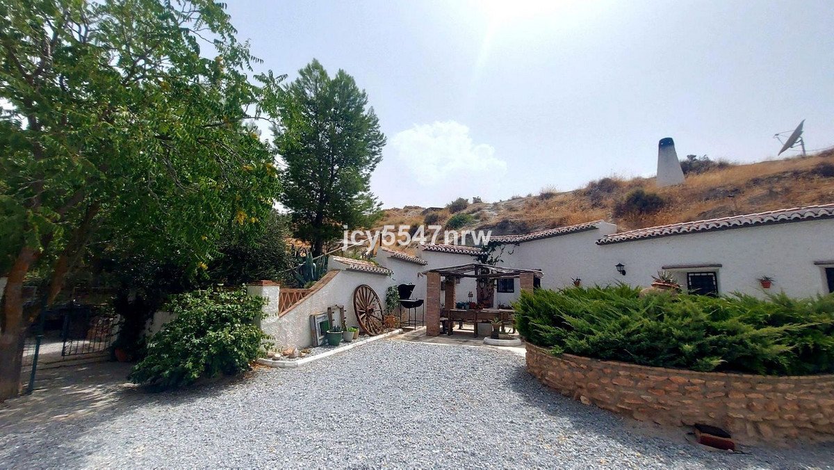 5 Bed Cave House in Baza