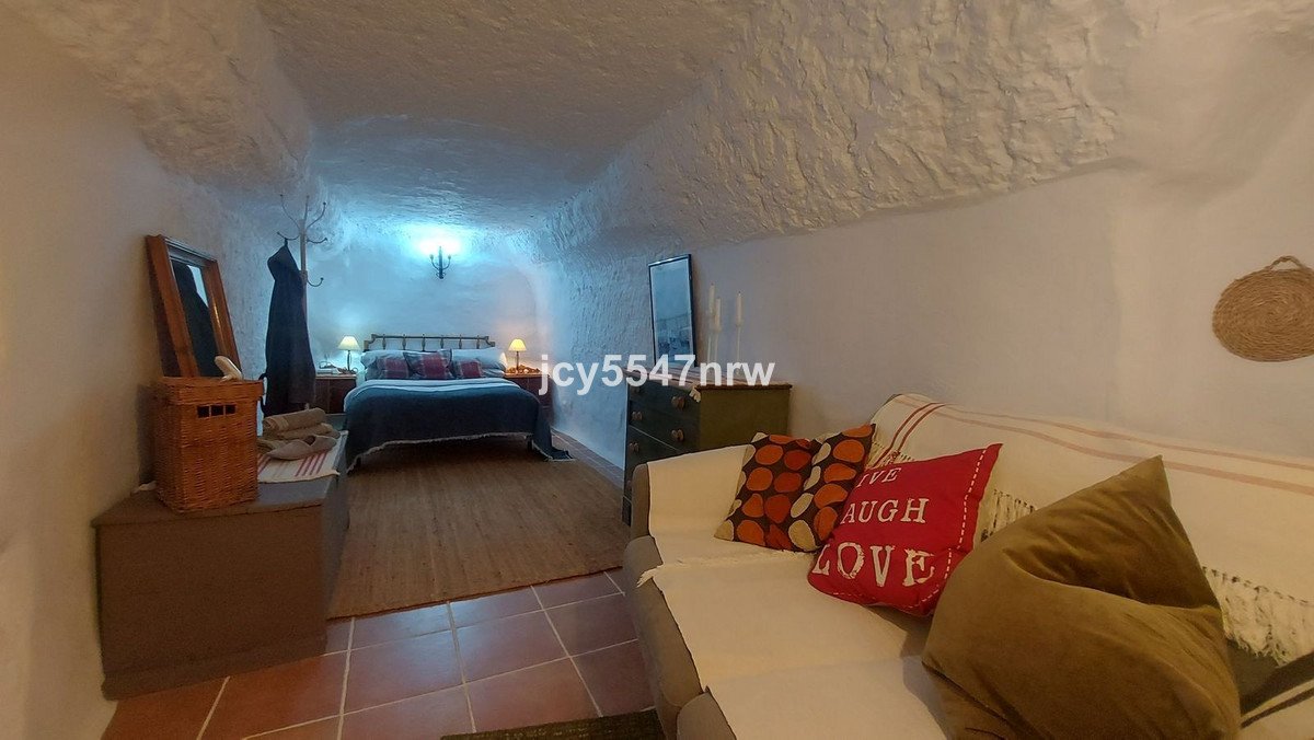 5 Bed Cave House in Baza