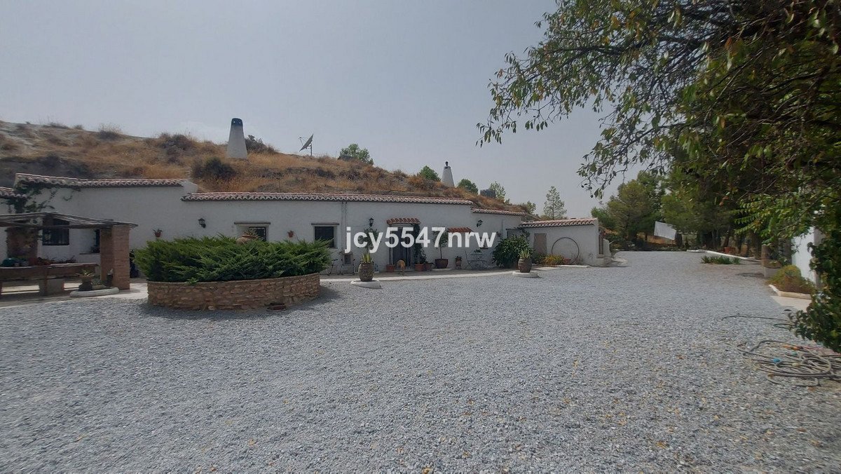 5 Bed Cave House in Baza