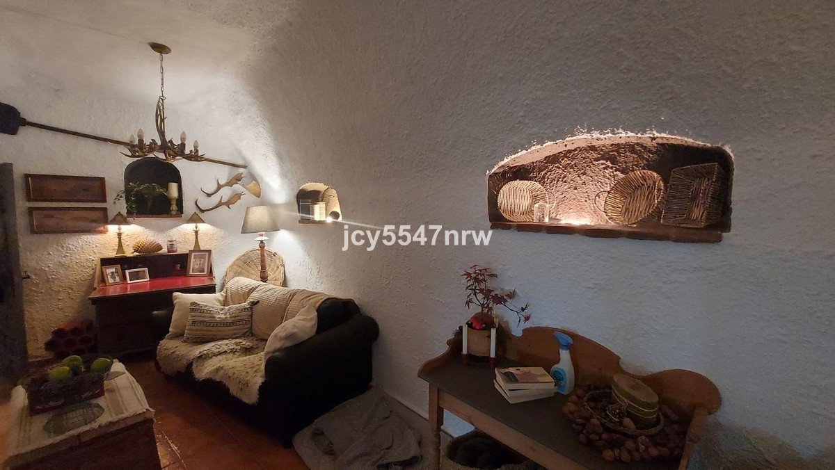 5 Bed Cave House in Baza