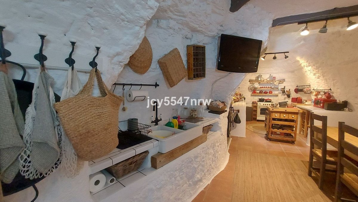 5 Bed Cave House in Baza