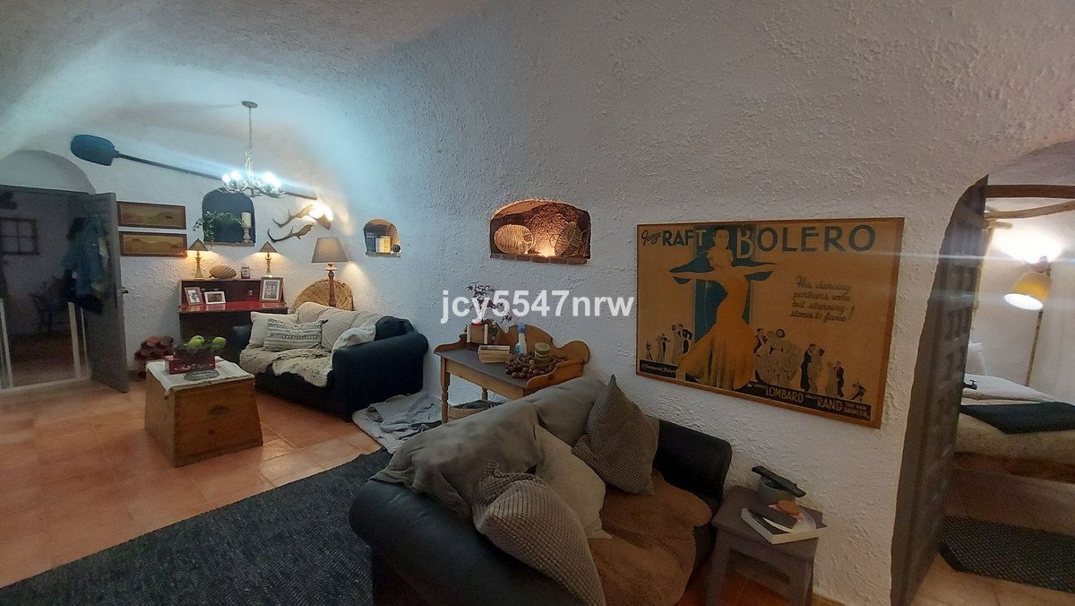5 Bed Cave House in Baza
