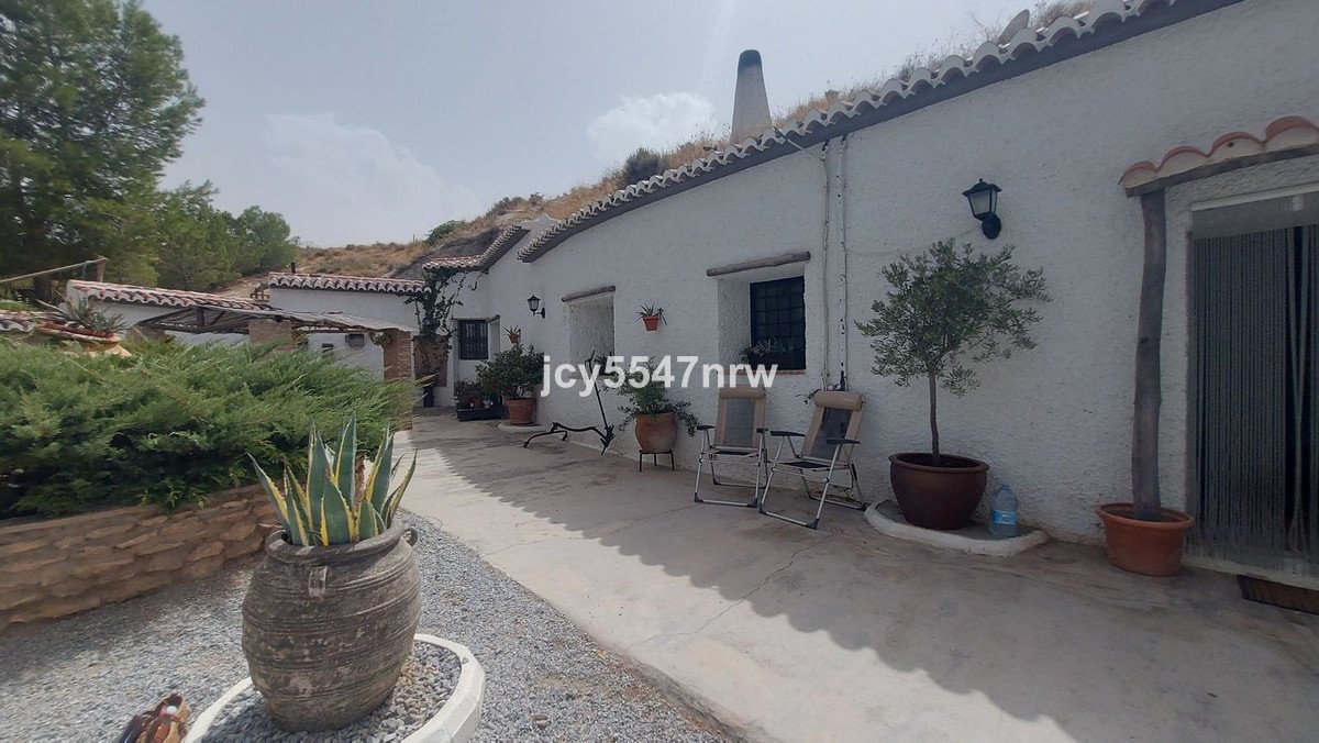 5 Bed Cave House in Baza