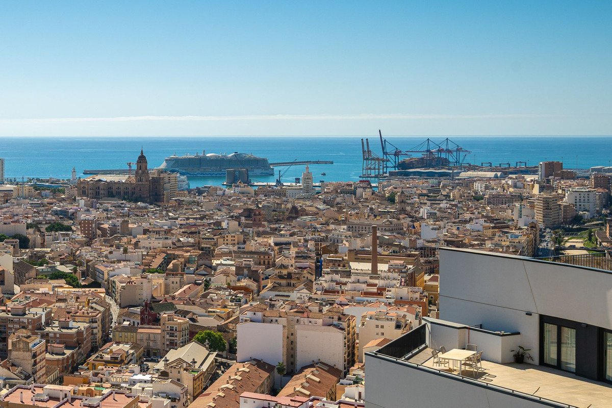 2 Bed Top Floor Apartment in Capuchinos