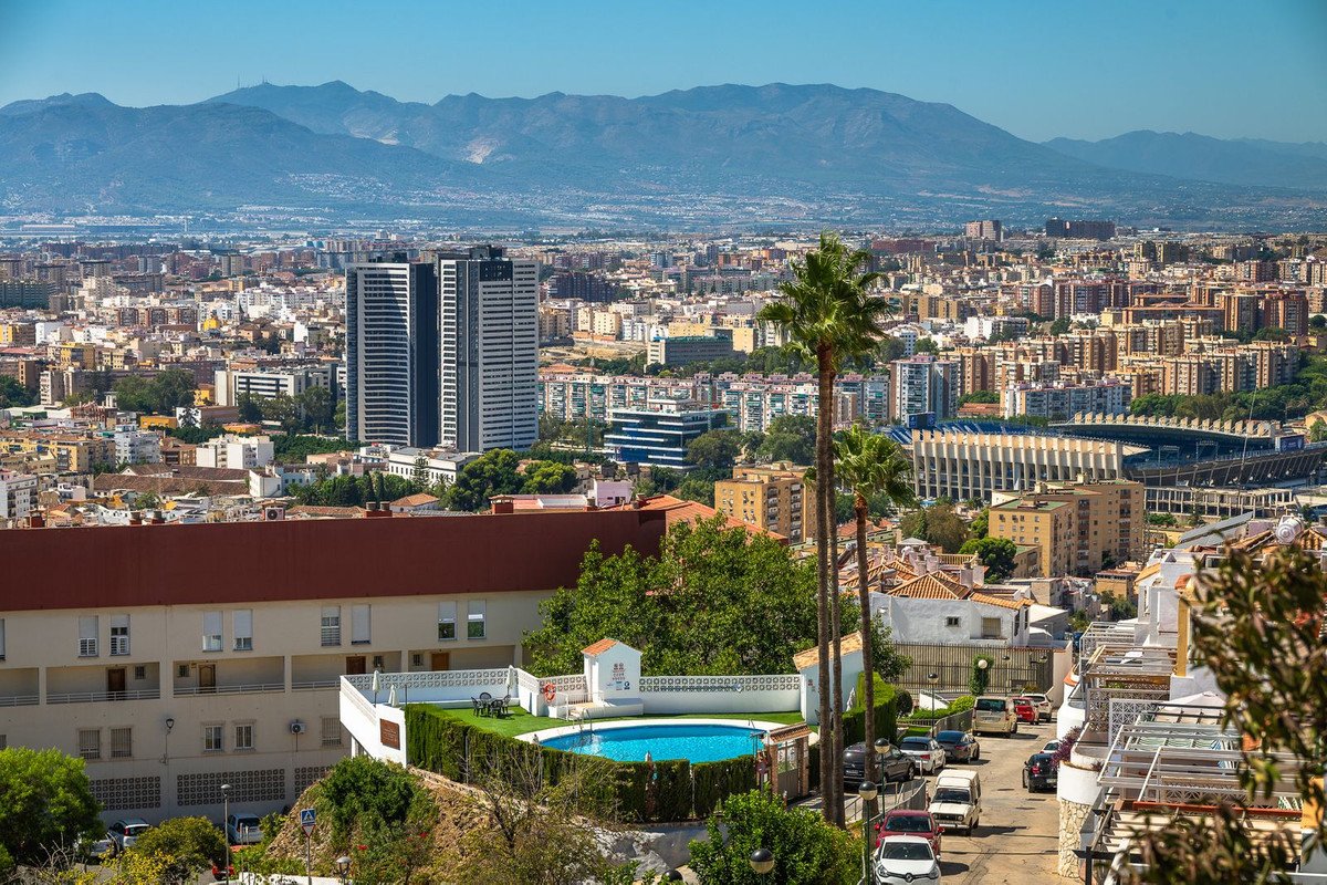2 Bed Top Floor Apartment in Capuchinos