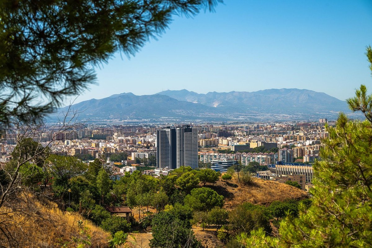 2 Bed Top Floor Apartment in Capuchinos