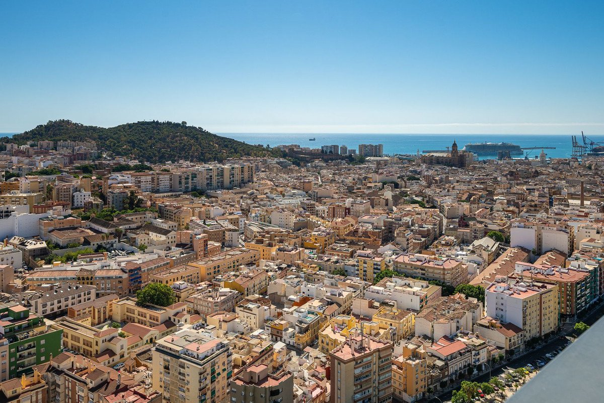 2 Bed Top Floor Apartment in Capuchinos