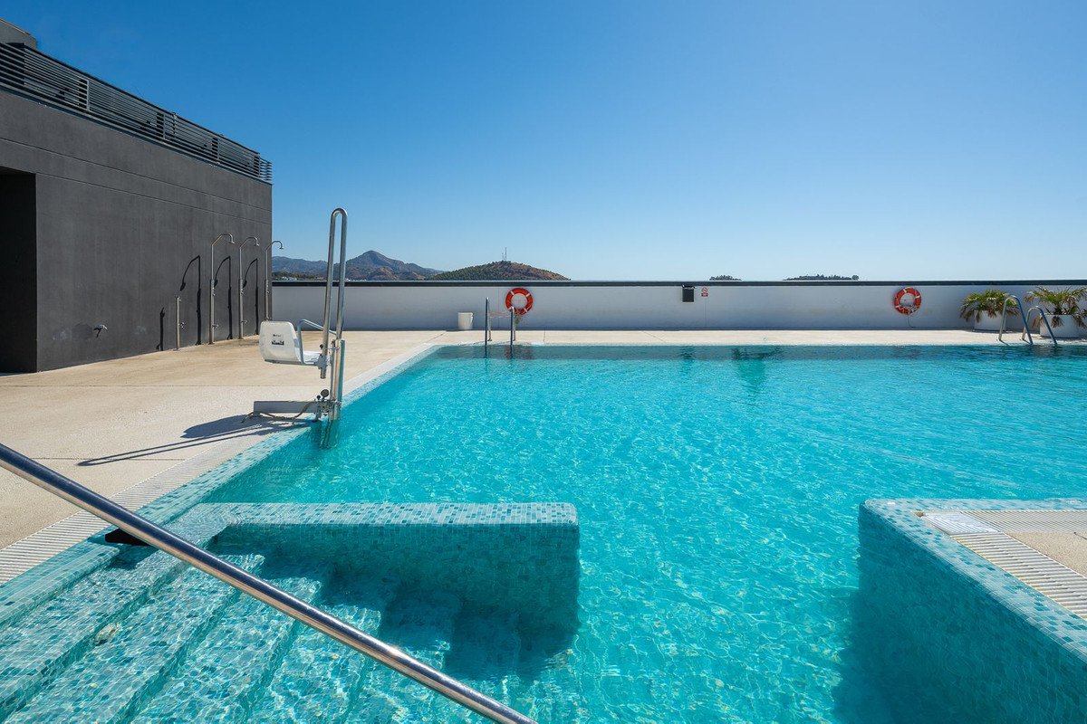 2 Bed Top Floor Apartment in Capuchinos