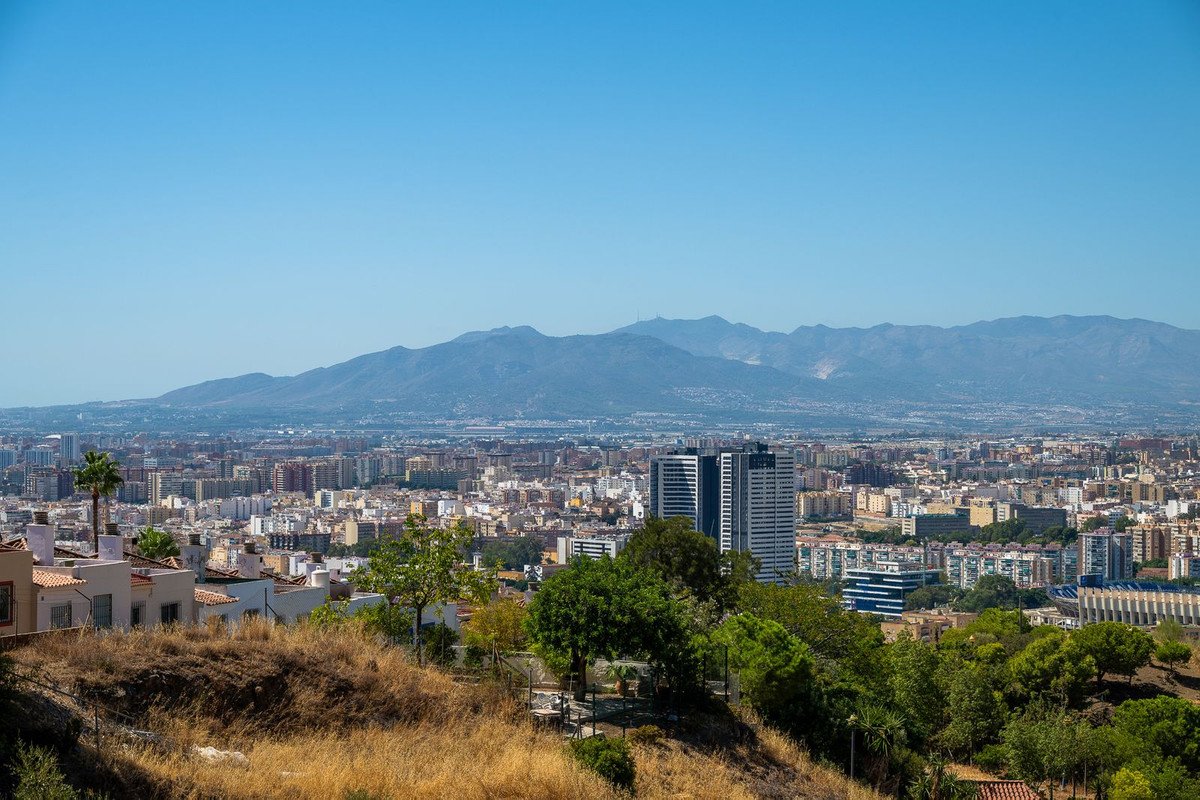 2 Bed Top Floor Apartment in Capuchinos