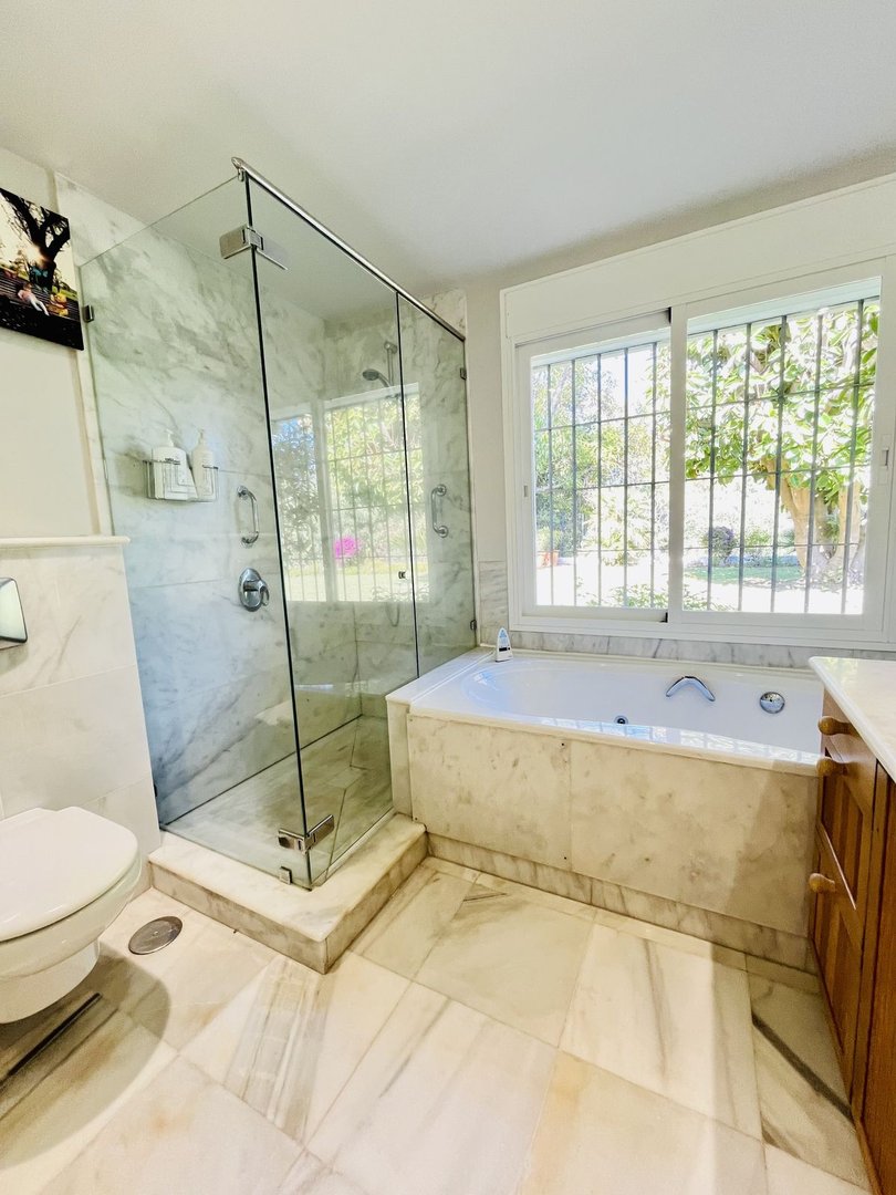 5 Bed Detached Villa in Guadalmina Baja