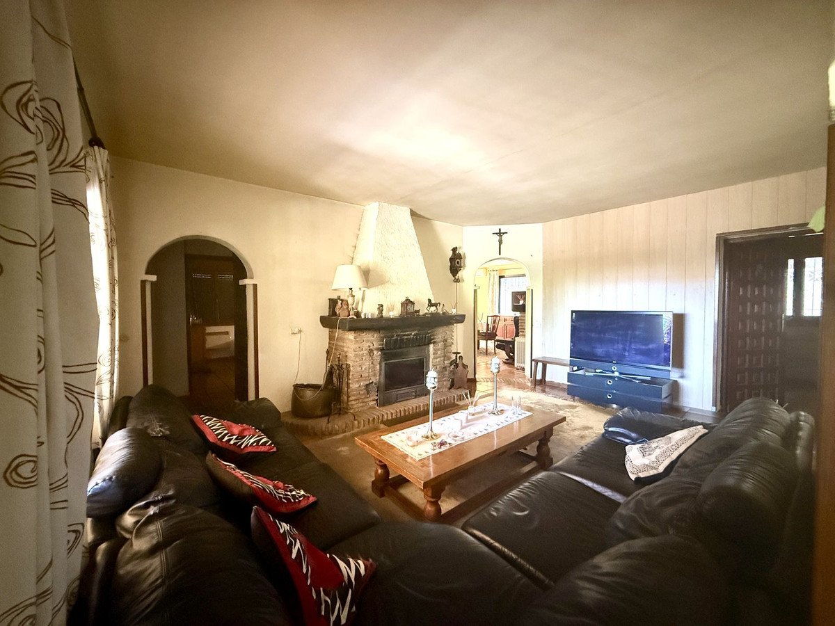5 Bed Detached Villa in Marbella