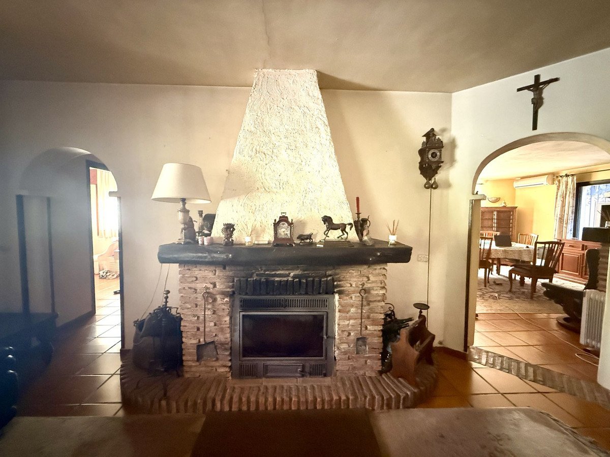 5 Bed Detached Villa in Marbella