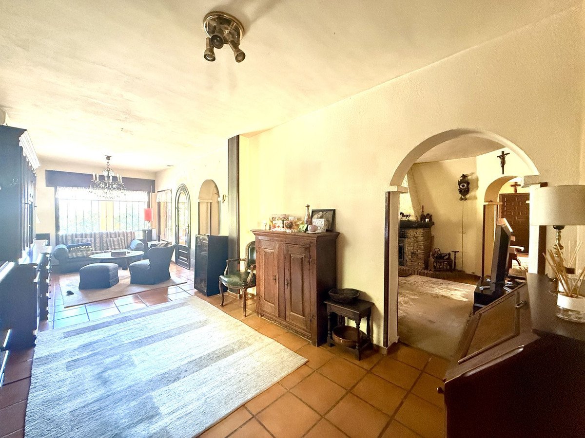 5 Bed Detached Villa in Marbella