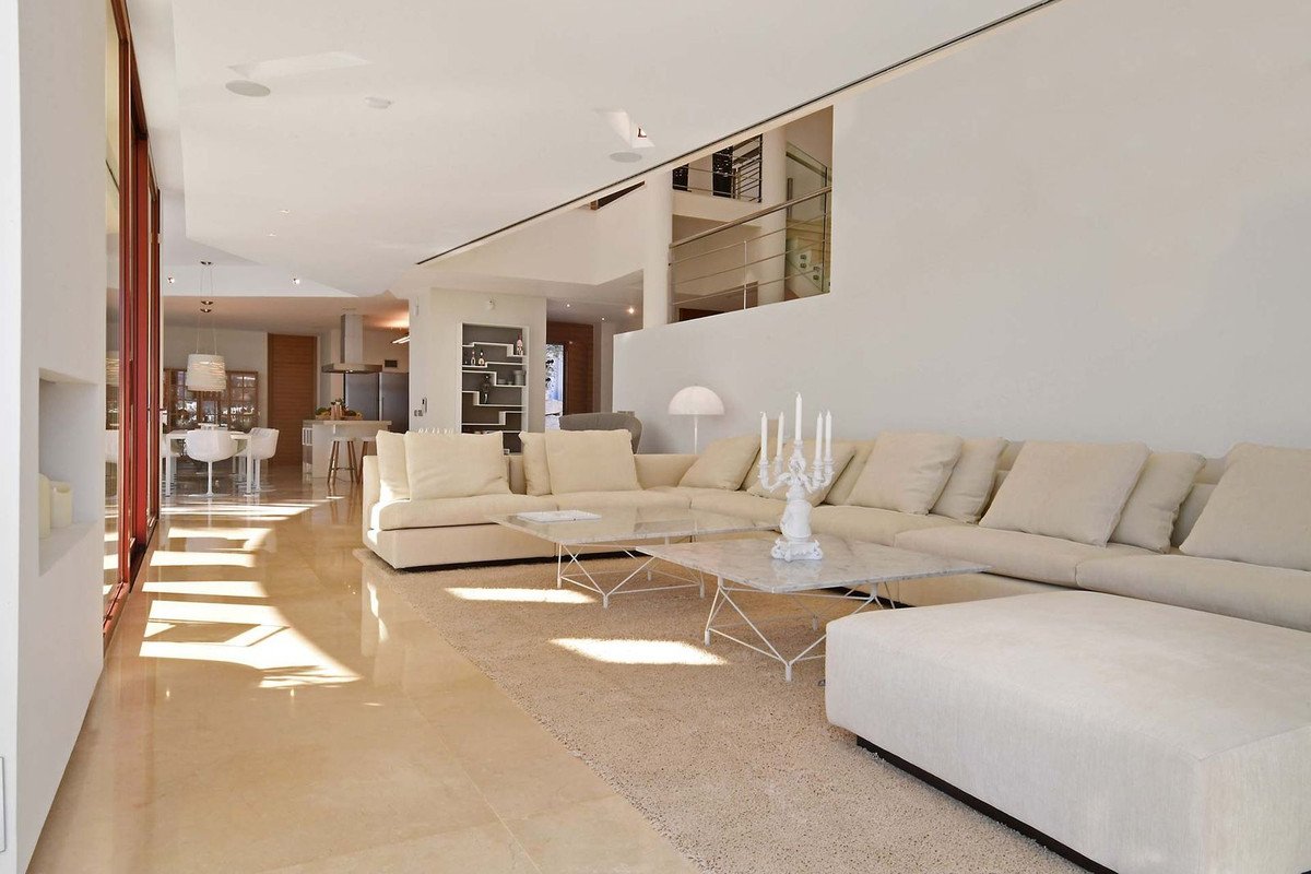 7 Bed Detached Villa in Nueva Andalucía