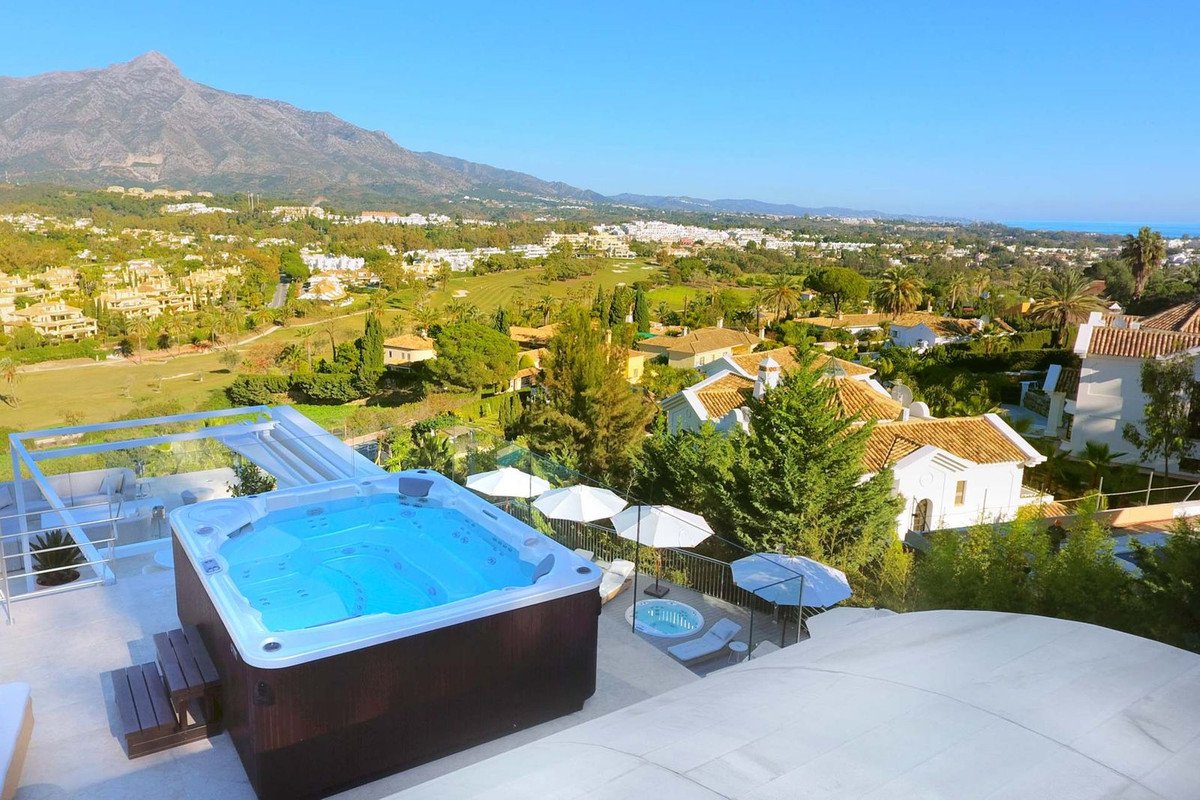 7 Bed Detached Villa in Nueva Andalucía