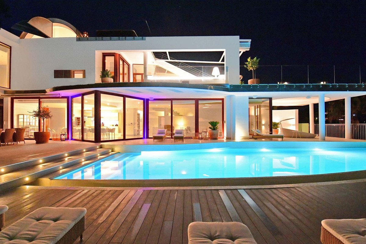 7 Bed Detached Villa in Nueva Andalucía