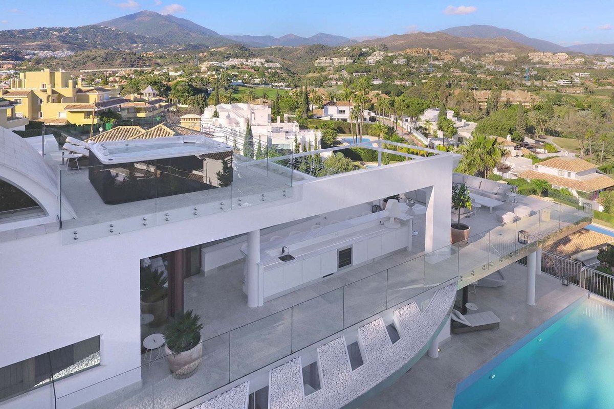 7 Bed Detached Villa in Nueva Andalucía