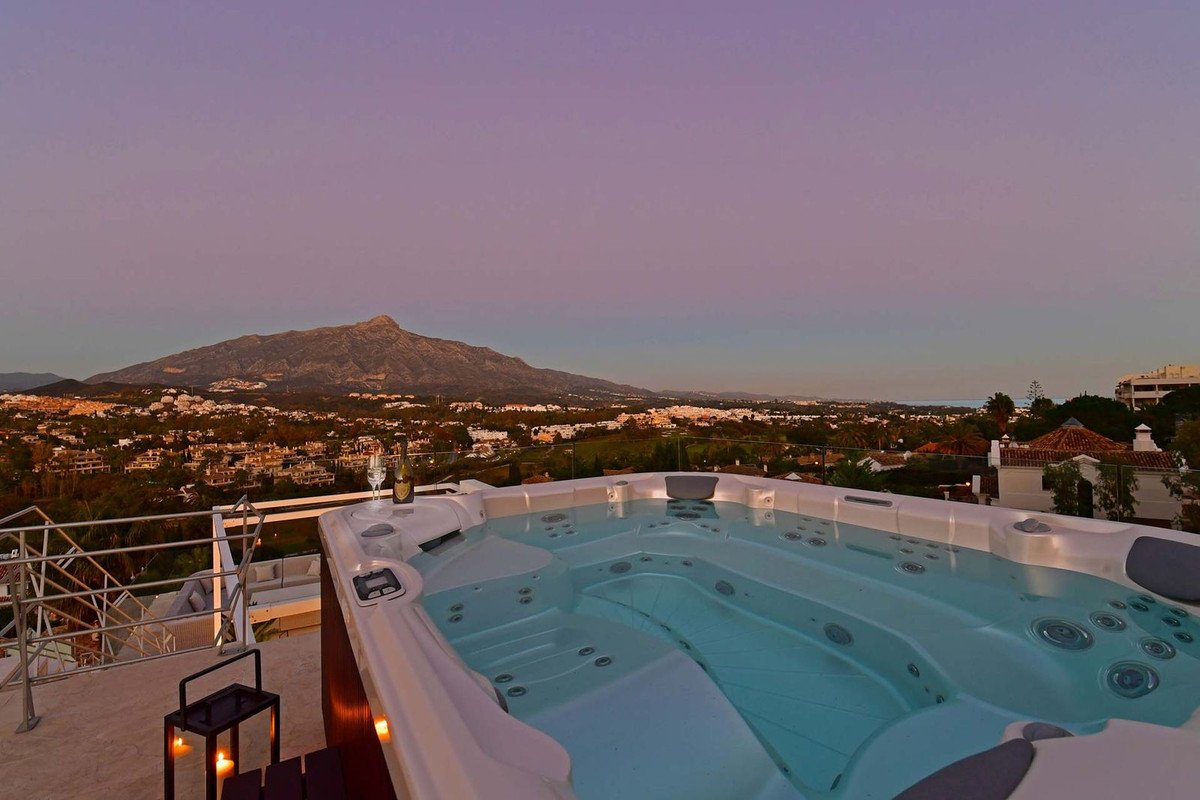 7 Bed Detached Villa in Nueva Andalucía