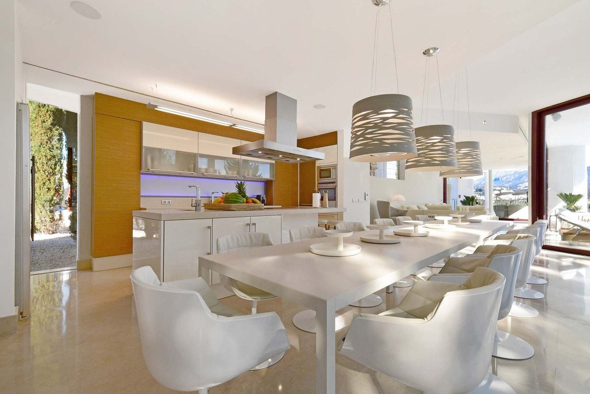 7 Bed Detached Villa in Nueva Andalucía
