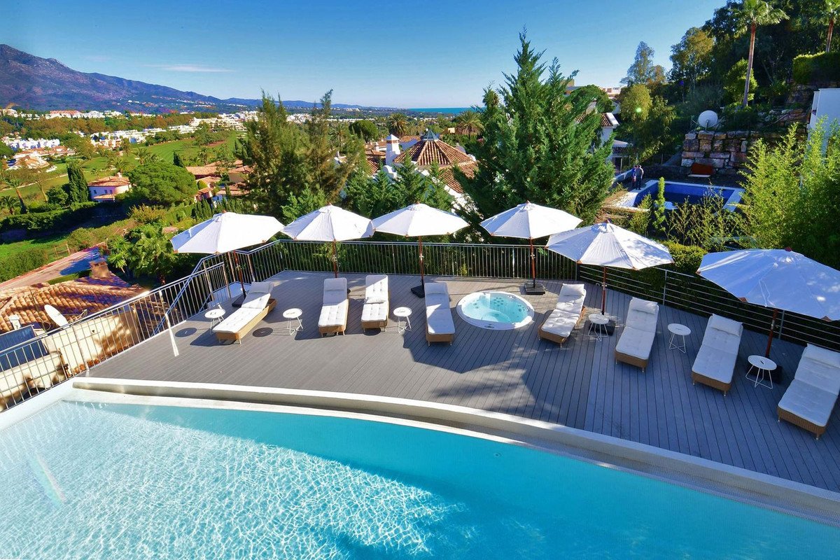 7 Bed Detached Villa in Nueva Andalucía