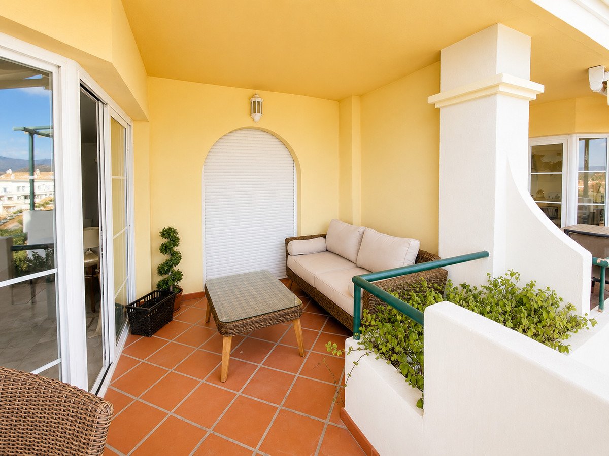 2 Bed Middle Floor Apartment in Nueva Andalucía