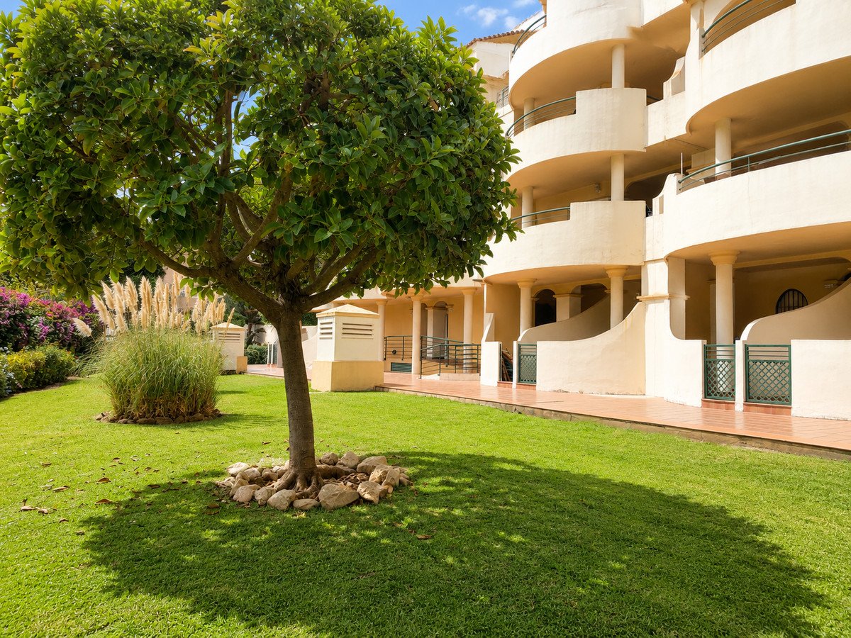 2 Bed Middle Floor Apartment in Nueva Andalucía