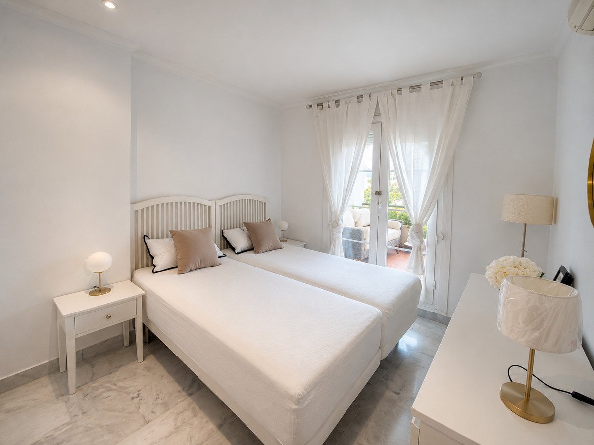 2 Bed Middle Floor Apartment in Nueva Andalucía