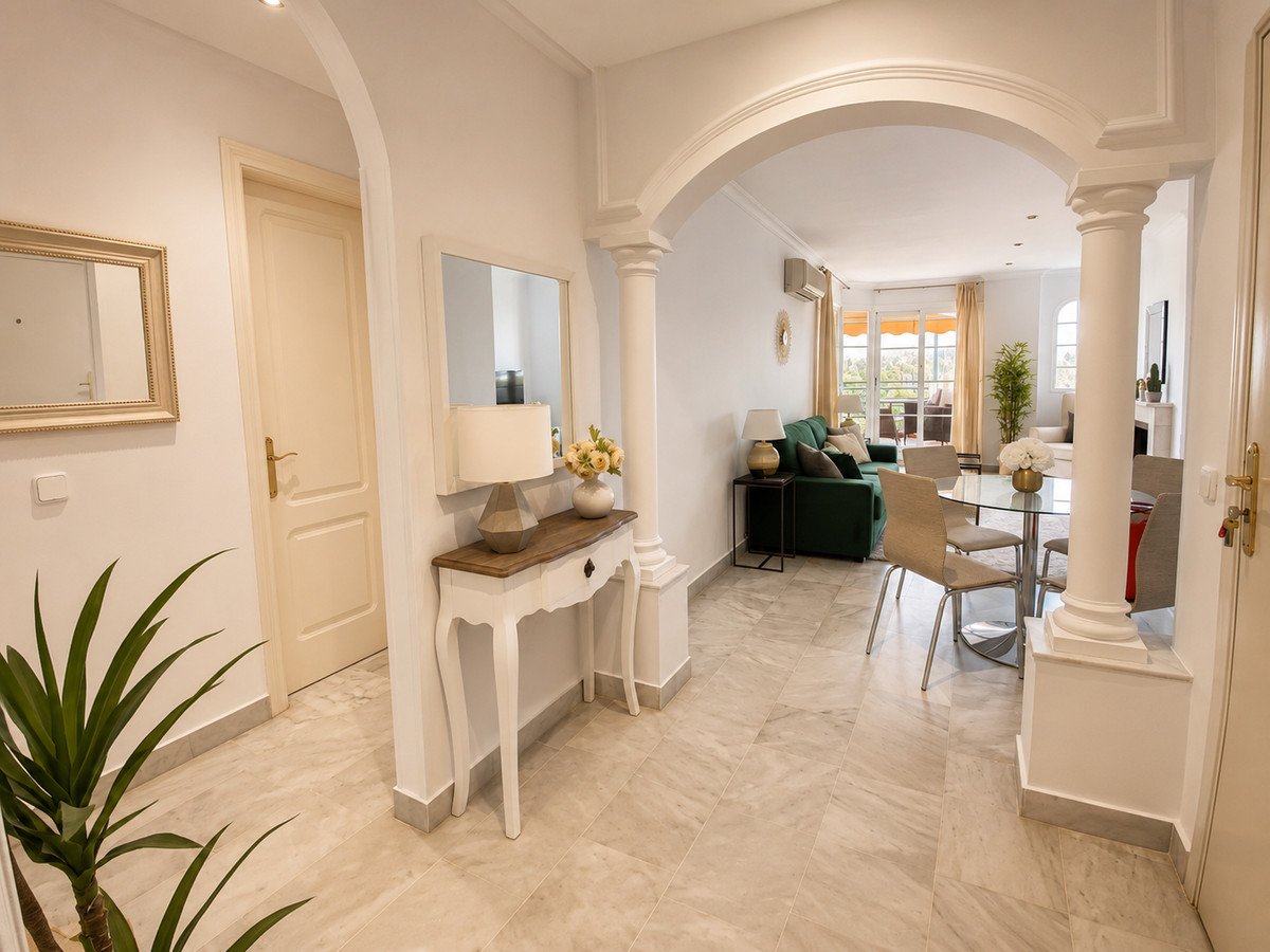 2 Bed Middle Floor Apartment in Nueva Andalucía
